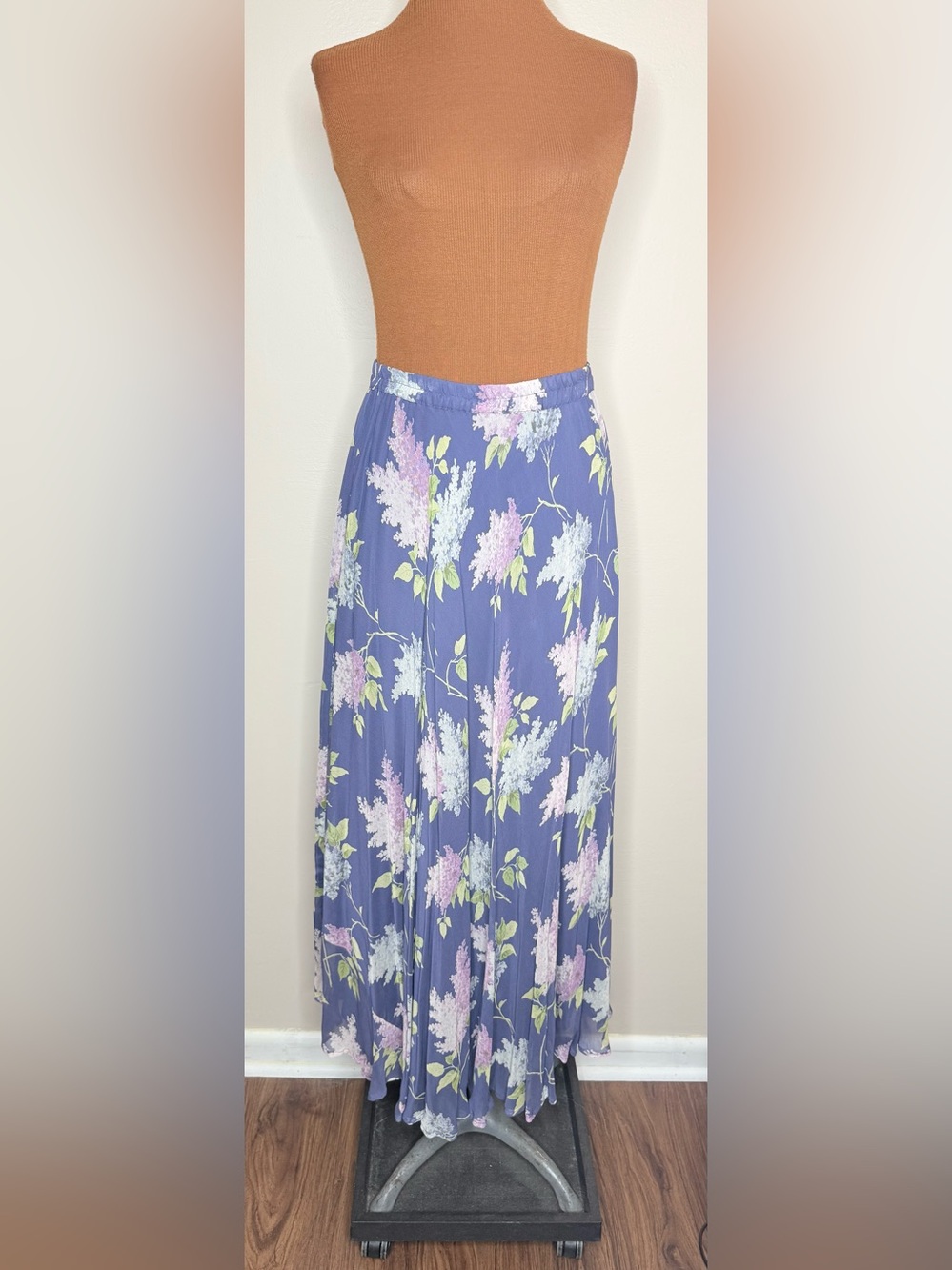 Sarah Arizona Vintage Floral Lavender Maxi Skirt with Pleated Silhouette Medium